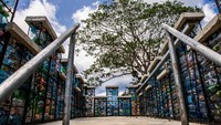 Untuk konstruksi awal bangunan rumah terbuat dari beton. Nantinya dinding rumah barulah memanfaatkan botol plastik yang nantinya disekat (Dok The Plastic Bottle Village)