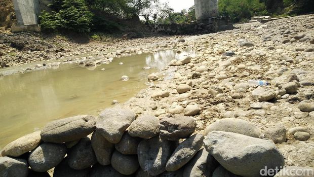 Sungai Cipamingkis sudah mengering selama 3 bulan terakhir karena belum ada hujan
