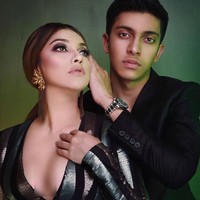 Dalam pemotretan yang sama, Sarah juga berpose dengan anaknya Albani. Tampilan awet muda Sarah jelas terlihat di sini karena keduanya tampak seperti adik-kakak. 