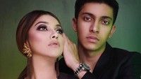 Sarah Azhari tampil sangat seksi kala berpose bersama putranya itu. (Dok. Instagram/fdphotography90)