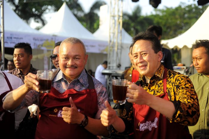 Foto: Gubernur Sumsel Alex Noerdin dan Bekraf Triawan Munaf minum kopi giling Palembang Foto: Gubernur Sumsel Alex Noerdin dan Bekraf Triawan Munaf minum kopi giling Palembang
