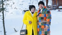 Andika dan Anniesa kerap memakai barang bermerek dari ujung kepala hingga ujung kaki seperti di foto ini ketika mereka liburan musim dingin. Foto-foto liburan ini diunggah mereka di Instagram