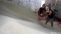 Sejumlah pekerja dan pedagang tengah beraktifitas di Pasar Induk Cipinang, Jakarta, Kamis (24/8/2017).