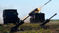 Setelah semua personel dan material tempur mendarat, mereka melanjutkan dengan menembakan Howitzer 105 mm. (Dispen Kormar).