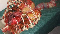 Nggak kalah bikin ngeri, cake bentuk thorax itu berlumuran darah. Hiii.... Foto: Istimewa