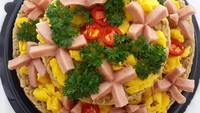 Indomie Cake ini memakai topping telur dadar dan sosis. Ada pilihan topping kornet, ayam goreng tepung, ayam suwir dengan tambahan keju parut.Foto: IG: @babaninyo