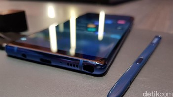 6. USB Type C: Note 8 mengusung USB Type C untuk charging atau transfer data, yang semakin menjadi standar di dunia gadget. Sedangkan iPhone X menggunakan port Lightning khas Apple. Foto: Achmad Rouzni Noor II/detikINET