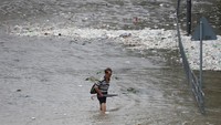 Xinhua melaporkan 26.817 orang dievakuasi dari beberapa wilayah pantai daratan sebelum topan melanda.  (Foto: Dok. REUTERS/Tyrone Siu)