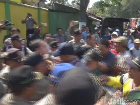 Demo petani tebu di Jombang diwarnai aksi dorong/