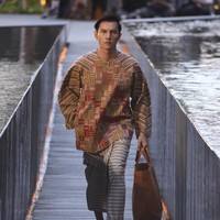 Desainer Edward Hutabarat mengadakan Pameran dan fashion show yang bertajuk Tangan Tangan Renta Lurik Indonesia, yang bertempat di Plataran Ramayana, Hotel kempinski, Jakarta Pusat. [Foto: Image Dynamics]