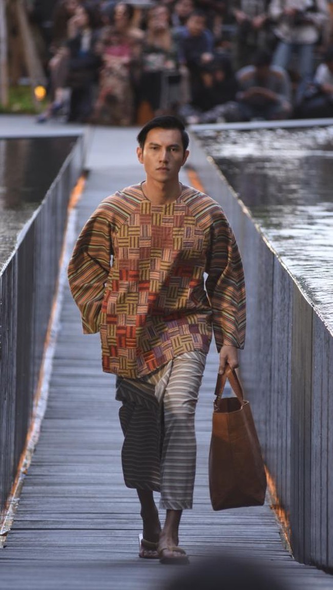 Desainer Edward Hutabarat mengadakan Pameran dan fashion show yang bertajuk Tangan Tangan Renta Lurik Indonesia, yang bertempat di Plataran Ramayana, Hotel kempinski, Jakarta Pusat. [Foto: Image Dynamics]