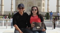 Anniesa saat belum mengenakan jilbab, dia tampak liburan dengan sang suami ke India. Mereka berpose dengan latar belakang Taj Mahal (Foto: Dok. Facebook)
