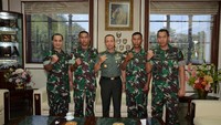 Serka Darwis ditemani oleh atasannya Dandim 1412 Kolaka Utara Letkol Inf Seniman Zega. Mimpi apa seorang Babinsa masuk ke dalam ruangan seorang jenderal (dok Dispenad)