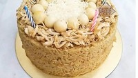 Selain menjual kue, dazzlecake dari Semarang juga menyediakan Indomie Cake untuk ulang tahun. Toppingnya ayam suwir dan telur puyuh rebus. Tinggal pasang lilin ultahnya.Foto: IG: @duzzlecake