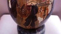 Kalau biasanya cangkang telur dibuang, seorang seniman memanfaatkannya jadi media lukis. Seperti gambar geisha yang tampak rumit ini. Foto: Istimewa