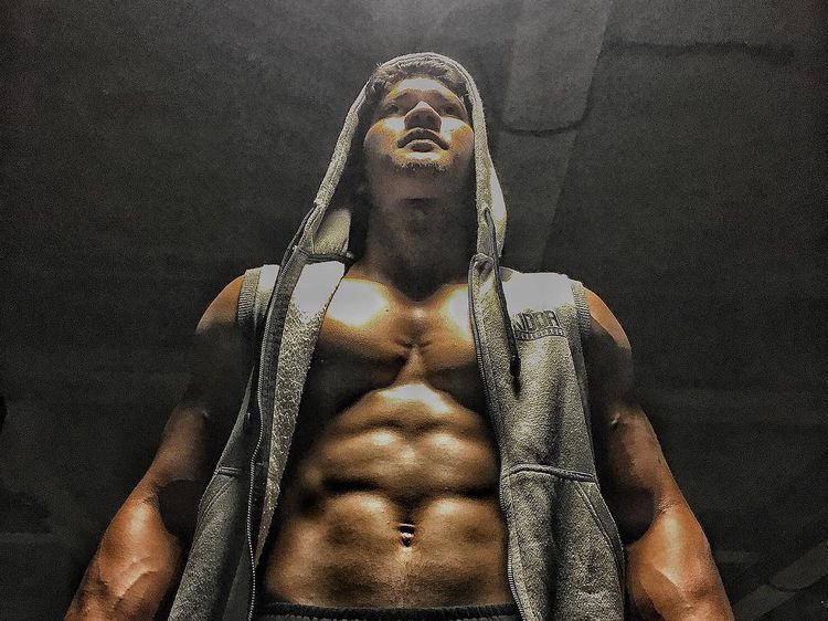 Ciaat! Ini Dia Perut Sixpack Milik Aktor Ganteng Iko Uwais