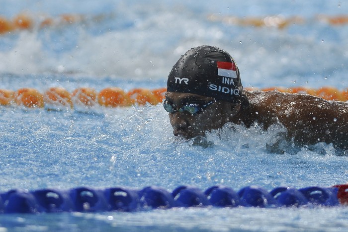 Perenang Indonesia Triady Fauzi Sidiq bertanding pada final renang 200 meter gaya kupu-kupu putra SEA Games XXIX di National Aquatic Centre, kawasan Stadion Bukit Jalil, Kuala Lumpur, Malaysia. Rabu (23/8). Perenang Indonesia Triady Fauzi Sidiq memperoleh medali perak dengan catatan waktu 53.03 detik, disusul rekannya Glenn Victor Sutanto  yang meraih medali perunggu dengan catatan waktu 53.25 detik, sementara medali emas diraih perenang Singapura Joshep Schooling dengan catatan waktu 51.38 detik. ANTARA FOTO/Wahyu Putro A/kye/17
