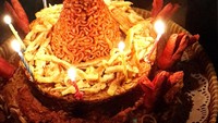 Akun IG @fikastrid juga berkreasi dengan tumpeng Indomie. Dicetak dengan cetakan kerucut dan dihiasi dengan abon sapi dan telur dadar.Foto: IG : @fikastrid