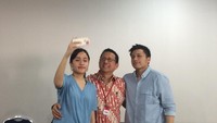 Selain OC Kaligis, mantan Ketua DPD Irman Gusman juga ikut menggugat aturan tersebut. Berbaju batik lengan panjang warna merah muda, Irman tersenyum kepada awak media. Sesekali ia foto bersama dengan kerabatnya. Irman merupakan terpidana korupsi yang dihukum 4,5 tahun penjara. Ia bersalah menerima sejumlah uang dengan tujuan melobi perkara gula bersubsidi di Padang.