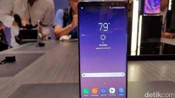1. Resolusi layar lebih baik: Note 8 mengusung layar 6,3 inch Amoled resolusi 2960 x 1440 pixel. Sedangkan iPhone X layarnya Amoled resolusi 2436 x 1125 pixel. Foto: Achmad Rouzni Noor II/detikINET