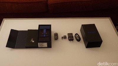 Membuka Kemasan Galaxy Note 8, Apa Saja Isinya?