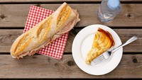 Jika saat makan siang suka dengan roti, banyak orang yang menikmati sandwich bernama Jambon de Paris. Makanan ini juga sering disandingkan dengan sepotong pie apel saat makan siang di Perancis. (Foto: Istimewa)