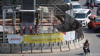 Kendati demikian, sembari pembangunan konstruksi lintasan selesai, Jakpro juga menunggu rel LRT selesai diproduksi.