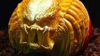 Kalau ini seni mengukir labu. Tampilan labu kuning super besar jadi tampak menyeramkan seperti monster ya? Foto: Istimewa