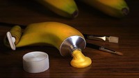Lukisan di atas tube cat kanvas ini benar-benar mirip pisang sungguhan. Kulitnya kuning terang dengan semburat warna hijau. Foto: Istimewa