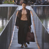 Desainer Edward Hutabarat mengadakan Pameran dan fashion show yang bertajuk Tangan Tangan Renta Lurik Indonesia, yang bertempat di Plataran Ramayana, Hotel kempinski, Jakarta Pusat. [Foto: Image Dynamics]