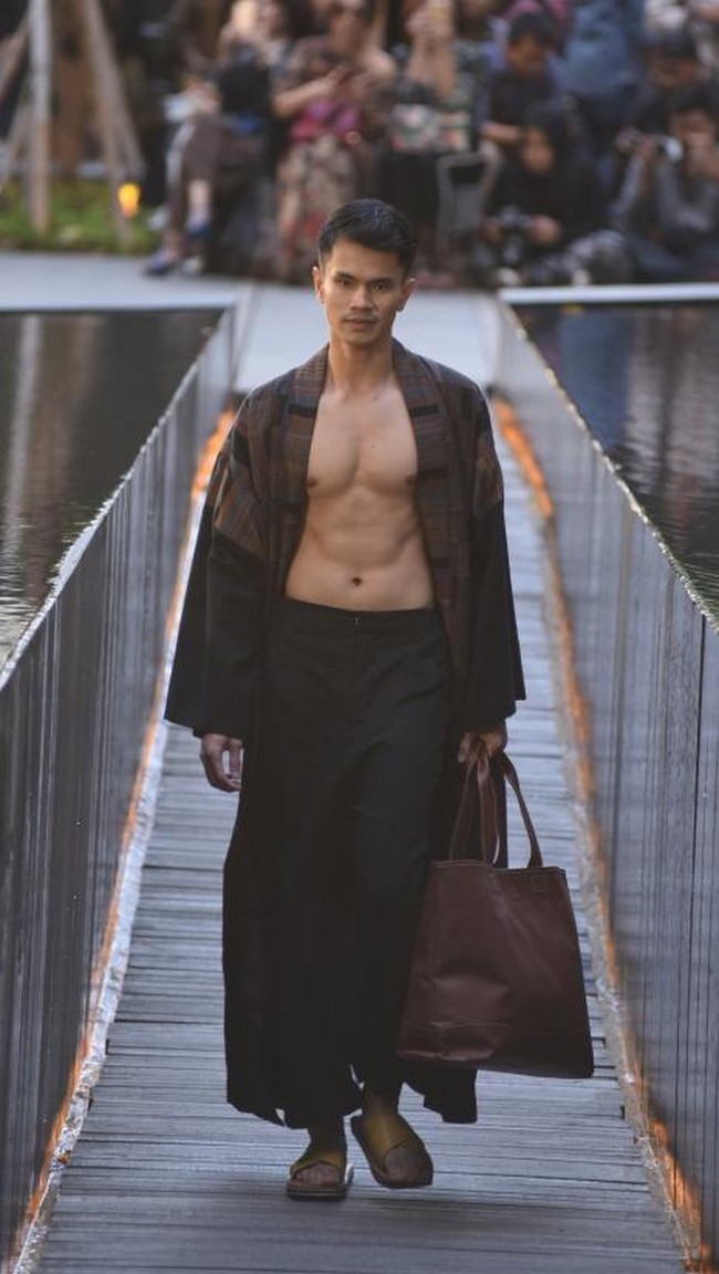 Desainer Edward Hutabarat mengadakan Pameran dan fashion show yang bertajuk Tangan Tangan Renta Lurik Indonesia, yang bertempat di Plataran Ramayana, Hotel kempinski, Jakarta Pusat. [Foto: Image Dynamics]