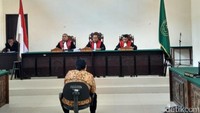 Pada 1 Agustus 2017, Pengadilan Negeri (PN) Kraksaan menjatuhkan hukuman 18 tahun penjara kepada Dimas Kanjeng. Hukuman itu jauh di bawah tuntutan jaksa yang meminta agar Dimas dihukum penjara seumur hidup.