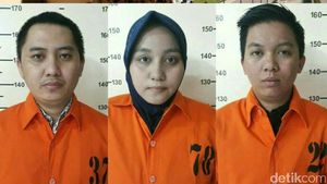 Foto Pekan Ini: Bos First Travel Dipajang Sampai Porsche Misterius