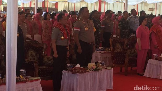 Kapolri Beri Bantuan ke Pengungsi Sinabung