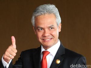 Ganjar Serahkan SK Plt Wali Kota Tegal ke Nursholeh