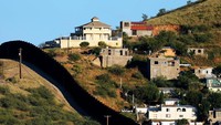 Biaya pembangunan tembok di sepanjang perbatasan Amerika Serikat (AS)-Meksiko sangat mahal. Tembok yang pembangunannya atas inisiatif Presiden AS, Donald Trump ini, bakal memakan biaya US$ 21,6 miliar atau sekitar Rp 287 triliun. Foto: Reuters