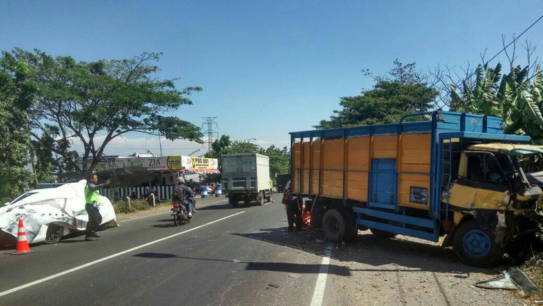 Rem Ngunci di Tengah Jalan, Mobil Patwal Disambar Truk