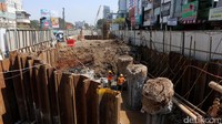 Pekerja tengah menyelesaikan pembangunan pondasi untuk tiang pancang.