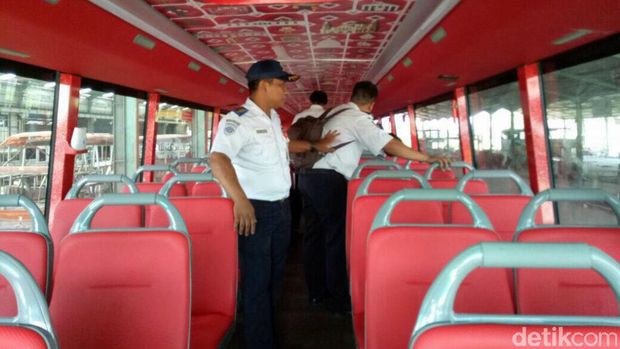 Penampakan bagian dalam bus tingkat.
