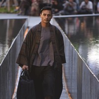 Desainer Edward Hutabarat mengadakan Pameran dan fashion show yang bertajuk Tangan Tangan Renta Lurik Indonesia, yang bertempat di Plataran Ramayana, Hotel kempinski, Jakarta Pusat. [Foto: Image Dynamics]