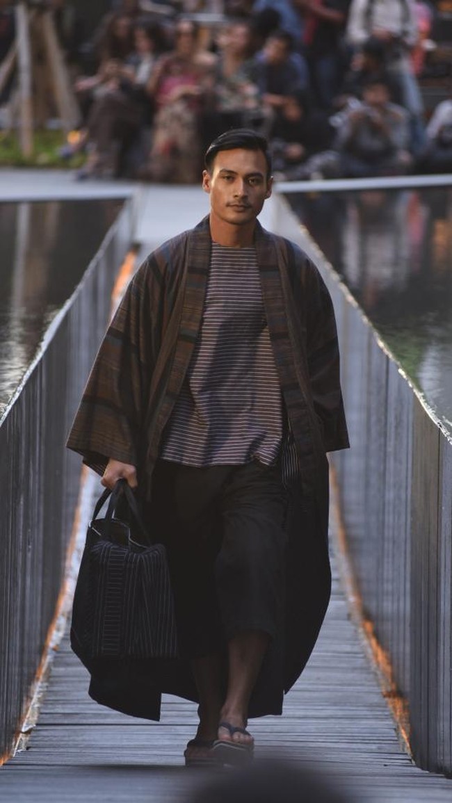 Desainer Edward Hutabarat mengadakan Pameran dan fashion show yang bertajuk Tangan Tangan Renta Lurik Indonesia, yang bertempat di Plataran Ramayana, Hotel kempinski, Jakarta Pusat. [Foto: Image Dynamics]