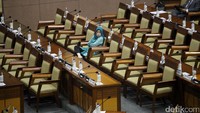 Ada 308 dari total 560 anggota DPR yang meneken daftar presensi. Sebanyak 117 anggota tak hadir dan telah meminta izin.