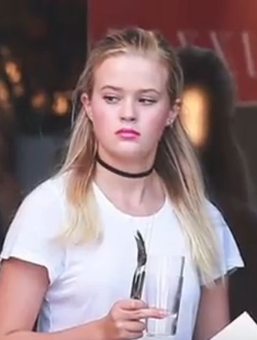 No Gengsi, Putri Reese Witherspoon Liburan Sambil Jadi Pelayan Restoran