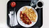 Penelitian menemukan bahwa karyawan di Jerman sangat menyukai currywurst atau sosis kari untuk makan siang. Selain sosis, Anda juga bisa menemukan kentang goreng, apel dan kopi di paket makan siang mereka. (Foto: Istimewa)