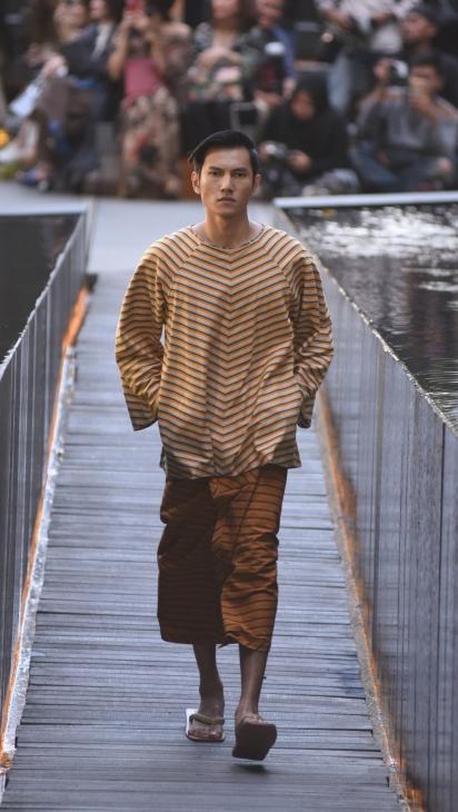 Desainer Edward Hutabarat mengadakan Pameran dan fashion show yang bertajuk Tangan Tangan Renta Lurik Indonesia, yang bertempat di Plataran Ramayana, Hotel kempinski, Jakarta Pusat. [Foto: Image Dynamics]