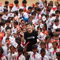 Siwon berfoto bersama anak-anak Vietnam. Senyumnya bakal mengalihkan dunia para gadis. Foto: Instagram/ Siwon Choi