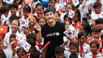 Foto Menyentuh Si Tampan Siwon Super Junior Main dengan Anak -anak Vietnam