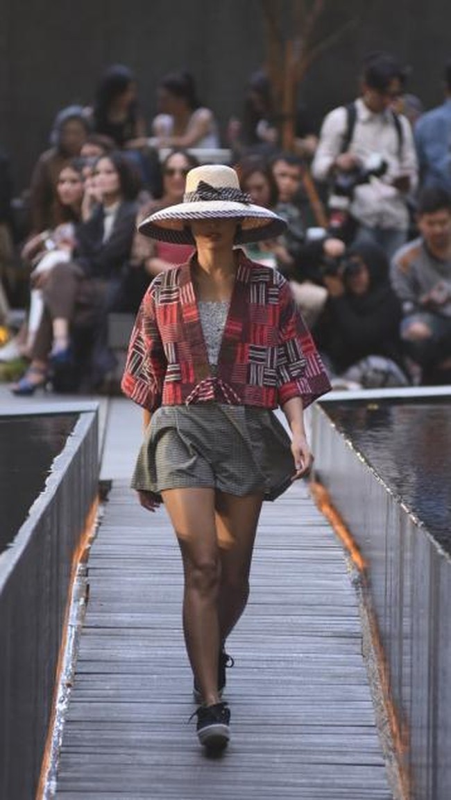 Desainer Edward Hutabarat mengadakan Pameran dan fashion show yang bertajuk Tangan Tangan Renta Lurik Indonesia, yang bertempat di Plataran Ramayana, Hotel kempinski, Jakarta Pusat. [Foto: Image Dynamics]