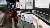 Pengunjung melihat-lihat komik antikorupsi yang dipamerkan.