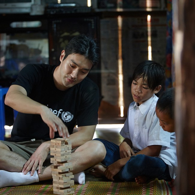 Siwon tampak menikmati waktunya di Vietnam bersama anak-anak kecil. Foto: Instagram/ Siwon Choi